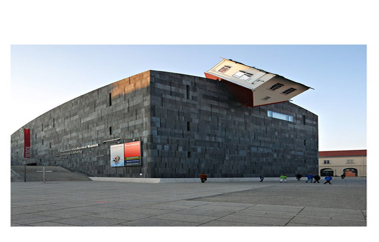 হাউজ অব অ্যাটাক: এটি অস্ট্রিয়ার ভিয়েনায় অবস্থিত। অন্য একটি ছোটো দালান এই দালানটির উপর আক্রমণাত্মকভাবে উড়ে এসে পড়ছে-এমন আকৃতিতে এই দালানটি তৈরি করা হয়েছে।