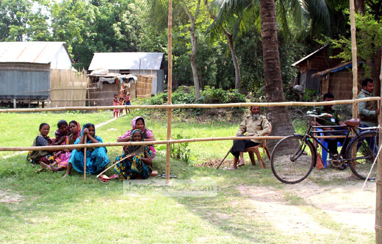 ইউনিয়ন পরিষদ নির্বাচনের ভোট গ্রহণ সম্পন্ন হয়েছে। ভোট গ্রহণ শুরুর পরে নির্বাচন সংশ্লিষ্ট কিছু কর্মচারী এবং পুলিশ সদস্যদের অলস সময় কাটাতে দেখা গেছে। দোহারের বিলাসপুর ইউনিয়ন পরিষদ এলাকা থেকে ছবিটি ক্যামেরাবন্দী করেছেন- বিপ্লব দিক্ষিৎ।