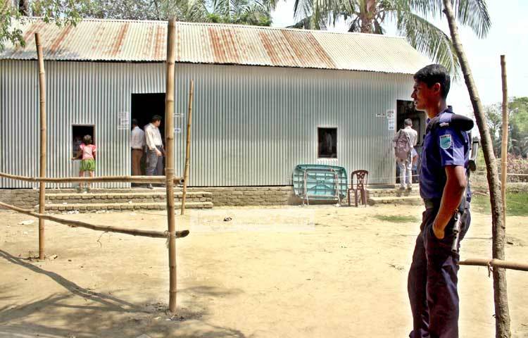 অলস সময় কাটাচ্ছেন পুলিশের এই সদস্য। দোহারের বিলাসপুর ইউনিয়ন পরিষদ এলাকা থেকে ছবিটি ক্যামেরাবন্দী করেছেন- বিপ্লব দিক্ষিৎ।