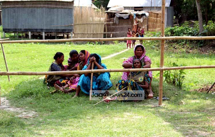 ভোটকেন্দ্রের সামনেই গাছের ছায়ায় বসে আড্ডা দিচ্ছেন আনসার এবং গ্রাম প্রতিরক্ষা বাহিনীর নারী সদস্যরা। দোহারের বিলাসপুর ইউনিয়ন পরিষদ এলাকা থেকে ছবিটি ক্যামেরাবন্দী করেছেন- বিপ্লব দিক্ষিৎ।