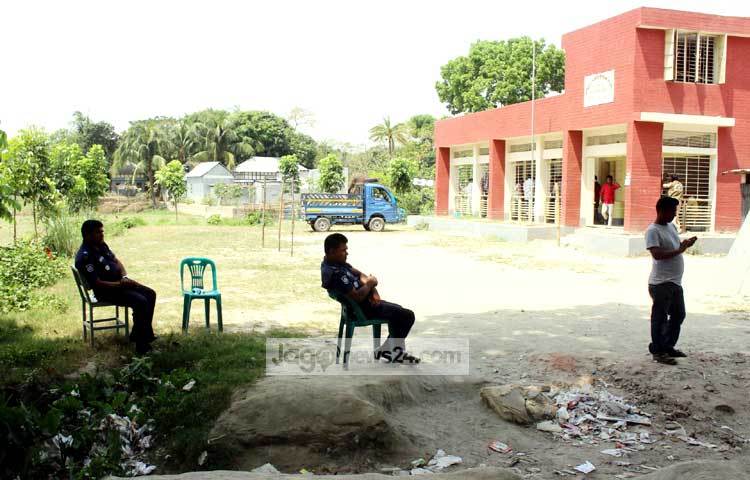 পুলিশ বাহিনীর এই সদস্যরা অসল সময় কাটাতে বসে বসে কিছুটা ঘুমিয়ে নিচ্ছেন। দোহারের বিলাসপুর ইউনিয়ন পরিষদ এলাকা থেকে ছবিটি ক্যামেরাবন্দী করেছেন- বিপ্লব দিক্ষিৎ।