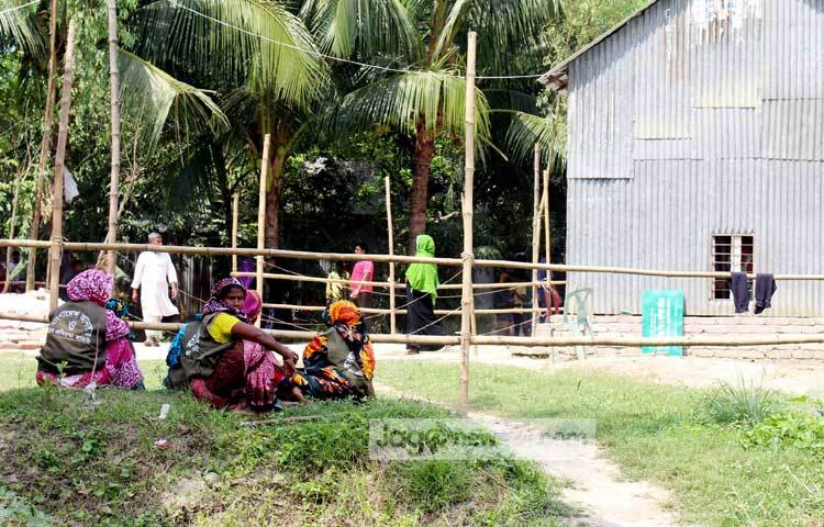 &nbsp;আনসার এবং গ্রাম প্রতিরক্ষা বাহিনীর নারী সদস্যরা অলস সময় কাটচ্ছেন। দোহারের বিলাসপুর ইউনিয়ন পরিষদ এলাকা থেকে ছবিটি ক্যামেরাবন্দী করেছেন- বিপ্লব দিক্ষিৎ।