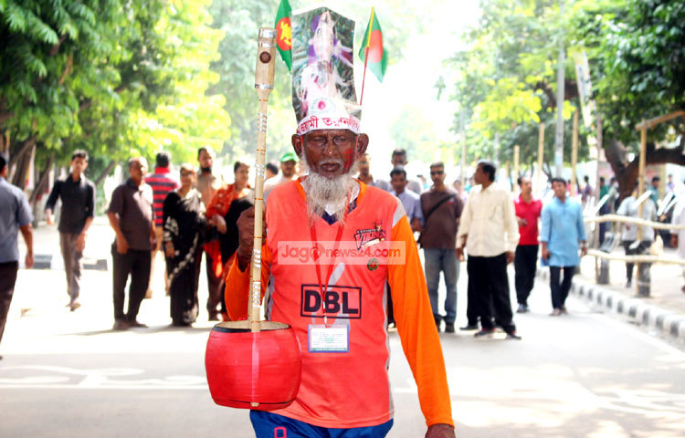 ১৯৭১সালে স্বাধীনতাকামী লাখো জনতা এভাবেই দেশ শত্রুমুক্ত করার অগ্নিশপথ নিয়েছিলো। লাখো প্রাণের বিনিময়ে অর্জিত মহান স্বাধীনতার মর্যদা রক্ষা করতে জাতি আজ দৃঢ়প্রতিজ্ঞ। প্রবীণ এই মানুষটি আজকের স্বাধীনতা দিবসে একতারা ও জাতীয় পতাকা নিয়ে রাজপথে বের হয়েছেন। ছবি : বিপ্লব দিক্ষিৎ।
