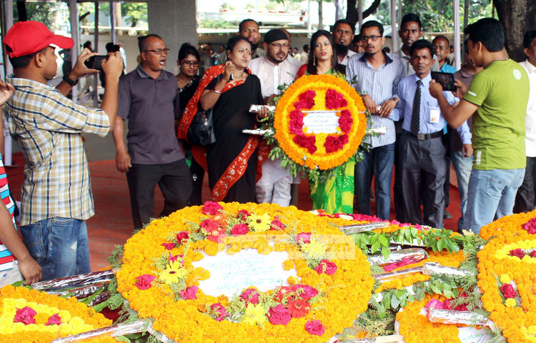দেশের জন্য প্রাণদানকারী লাখো শহীদের স্মৃতির প্রতি গভীর শ্রদ্ধাঞ্জলি। ছবি : বিপ্লব দিক্ষিৎ।