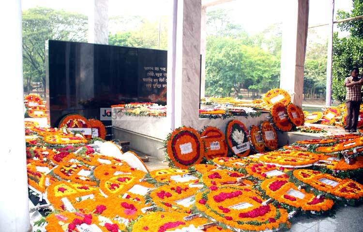 রাজধানীর ধানমন্ডীর বঙ্গবন্ধু স্মৃতি জাদুঘরে স্বাধীনতা দিবস উপলক্ষে সর্বস্তরের মানুষের জাতির পিতার স্মৃতির প্রতি গভীর শ্রদ্ধাঞ্জলি জ্ঞাপন। ছবি : বিপ্লব দিক্ষিৎ।