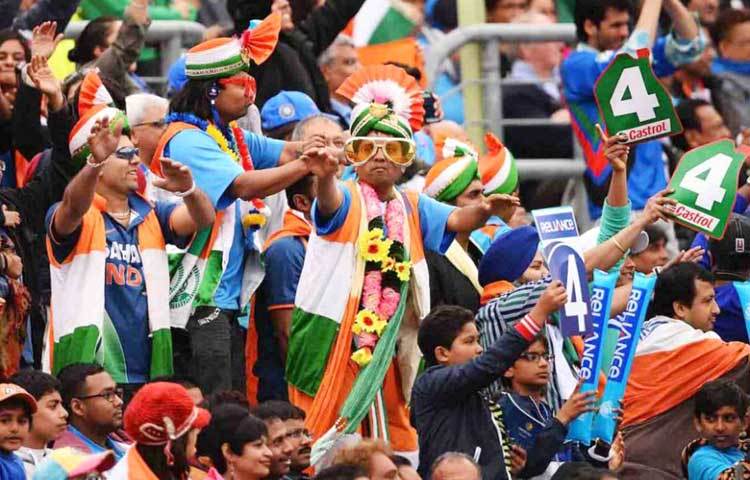ভারতীয় ক্রিকেট সমর্থকদের বর্ণীল সাজ-সজ্জা নজর কাড়ার মত।