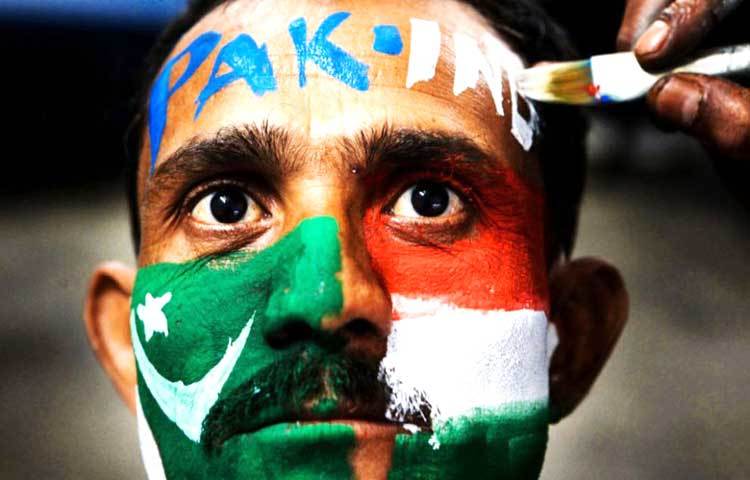 ক্রিকেট উন্মাদনায় পাকিস্তান ও ভারত মিলেমিশে একাকার।
