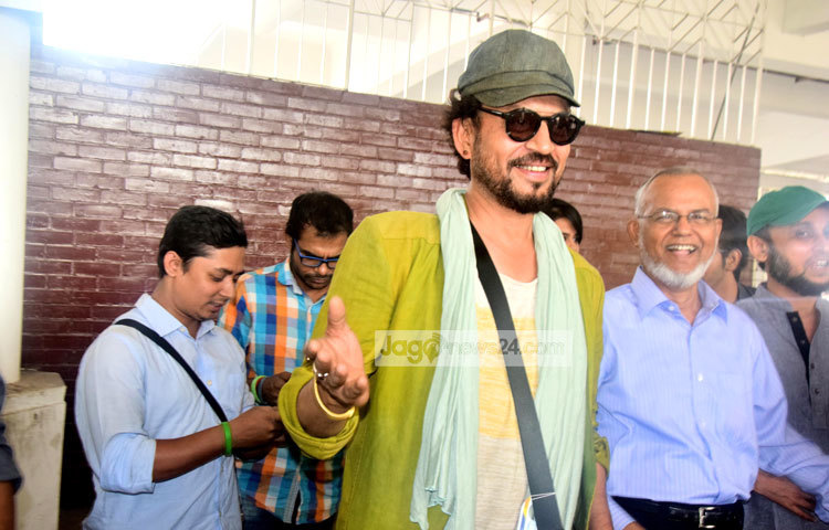 বিমান বন্দরের ভিআইপি লাউঞ্জে সাংবাদিকদের সঙ্গে ইরফান ভাঙা ভাঙা বাংলায় কথা বলেন। ছবি : মাহবুব আলম।