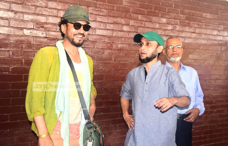 ইরফানকে রিসিভ করার জন্য বিমান বন্দরে অপেক্ষায় ছিলেন বিশিষ্ট নির্মাতা মোস্তফা সরয়ার ফারুকী। ছবি : মাহবুব আলম।