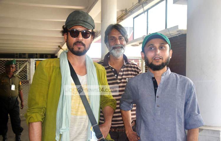 মুখভর্তি দাঁড়ি, কলাপাতা রঙের ব্লেজার, স্কার্ফ, ছাইরঙা ক্যাপ, দুই কানে দুল, পুরনো আমলের রোদচশমা- এই হলো ইরফান খানের সাজসজ্জা। ছবি : মাহবুব আলম।