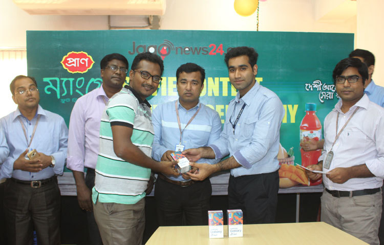 সেলফি কনটেস্ট বিজয়ীকে পুরস্কার প্রদান করছেন প্রধান বার্তা সম্পাদক মহিউদ্দীন সরকার। ছবি : বিপ্লব দিক্ষিৎ।