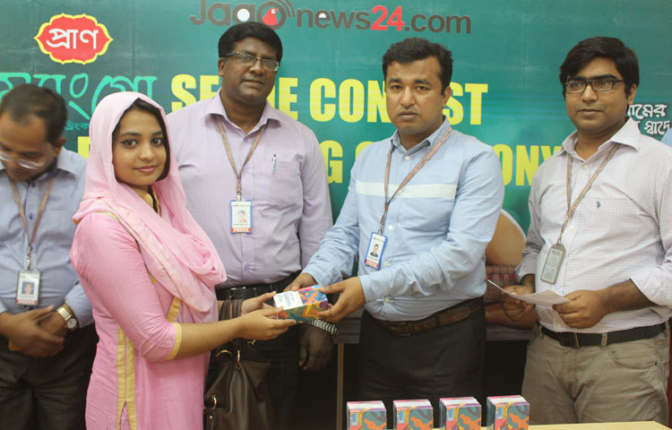 &nbsp;পুরস্কার গ্রহণ করছেন সেলফি কনটেস্ট বিজয়ী সোহানা আফরোজ। ছবি : বিপ্লব দিক্ষিৎ।