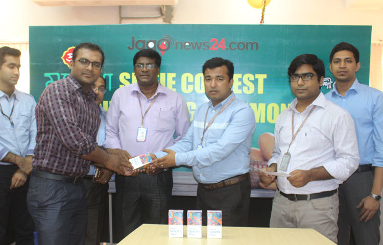 সেলফি কনটেস্টে বিজয়ী হয়েছেন আরিফুল ইসলাম আরিফ, তৌফিকুর রহমান, গাজী আরিফুল ইসলাম, সৈকত আলী ও সোহানা আফরোজ। ছবি : বিপ্লব দিক্ষিৎ।