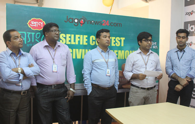 পুরস্কার বিতরণী অনুষ্ঠান সঞ্চালনা করছেন সহকারী বার্তা সম্পাদক আরিফুল ইসলাম আরমান। ছবি : বিপ্লব দিক্ষিৎ।