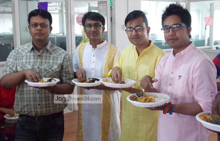 হাতে হাতে পান্তা ইলিশ। ছবি : মাহবুব আলম।