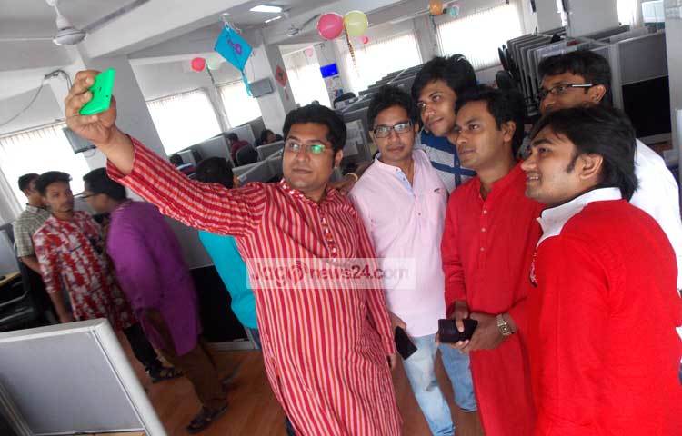 নববর্ষের সেলফিতে মগ্ন জাগো নিউজের কর্মীরা। ছবি : মাহবুব আলম।