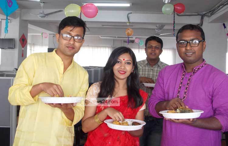 পান্তা ইলিশে নতুন বছরকে বরণ। ছবি : মাহবুব আলম।