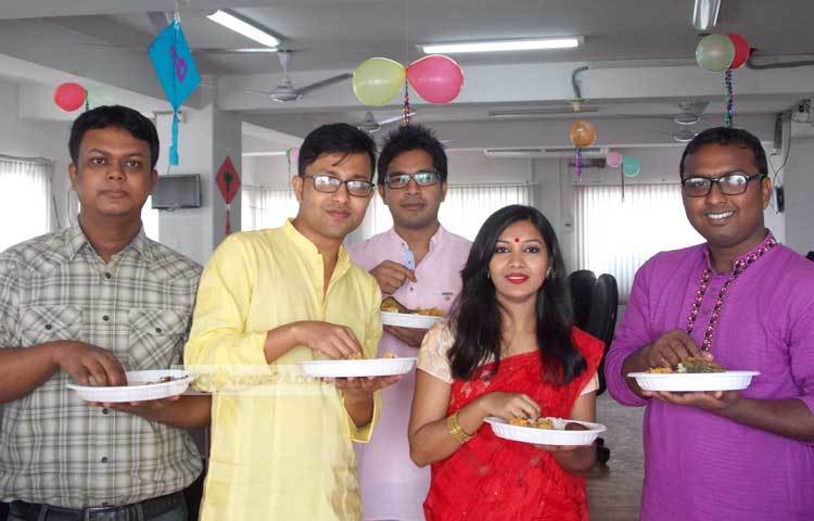 বৈশাখী খাবারের সঙ্গে চলছে ফটোসেশন। ছবি : মাহবুব আলম।