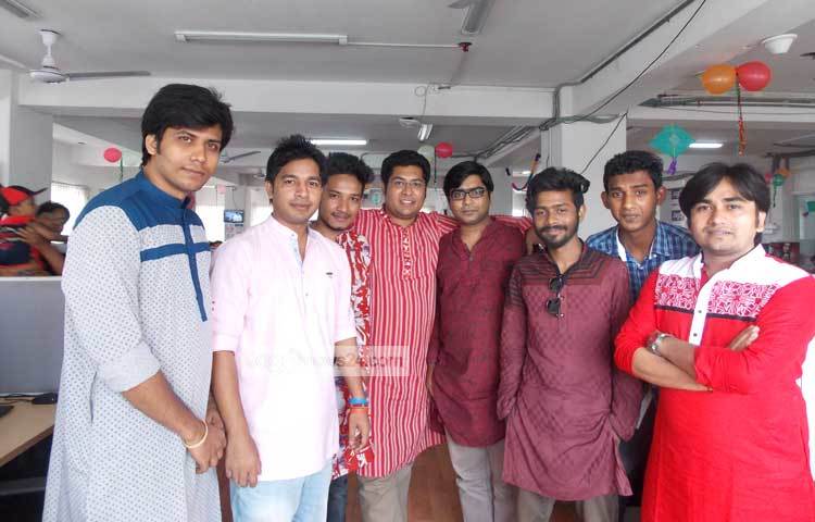 আনন্দঘন পরিবেশে জাগো নিউজ পরিবারের সদস্যরা ক্যামেরাবন্দী হন। ছবি : মাহবুব আলম।