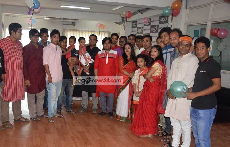 পরিবারের ছোটো সদস্যদের উপস্থিতিতে নববর্ষের আনন্দে ভিন্নমাত্রা যোগ হয়। ছবি : মাহবুব আলম।