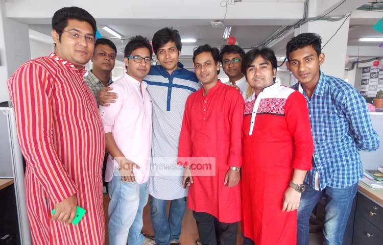 সবার চোখে মুখে নতুন বছরের আনন্দের ঝিলিক। ছবি : মাহবুব আলম।