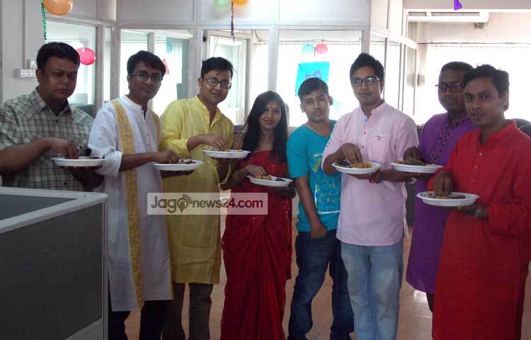 আয়েশি ভঙ্গিতে পান্তা ইলিশ ভোজন চলছে। ছবি : মাহবুব আলম।