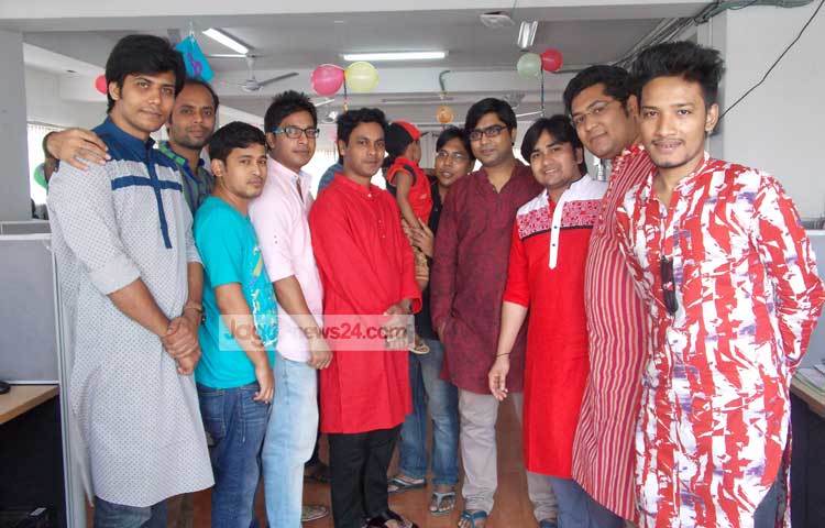 নতুন দিনে নতুনের সন্ধানে ছুটে চলার প্রত্যয়ে জাগোনিউজ পরিবার। ছবি : মাহবুব আলম।