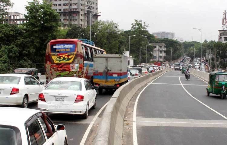 রাজধানীতে সম্প্রতি মগবাজার-যাত্রাবাড়ি ফ্লাইওভারের একাংশ উদ্বোধন করা হয়েছে। কিন্তু ফ্লাইওভারে প্রতিদিন জ্যাম লেগে থাকছে। ছবি : বিপ্লব দিক্ষিৎ।