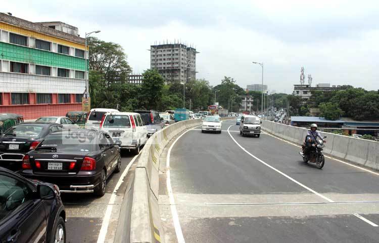 ফ্লাইওভারের জ্যামে আটকে পড়া যাত্রীদের কাছ থেকে জানা গেছে, এই জ্যামের কারণে এখন তারা অনেকটা হতাশ। কারণ তারা আশা করেছিলেন ফ্লাইওভার হলে জ্যাম থেকে রক্ষা পাবেন। ছবি : বিপ্লব দিক্ষিৎ।