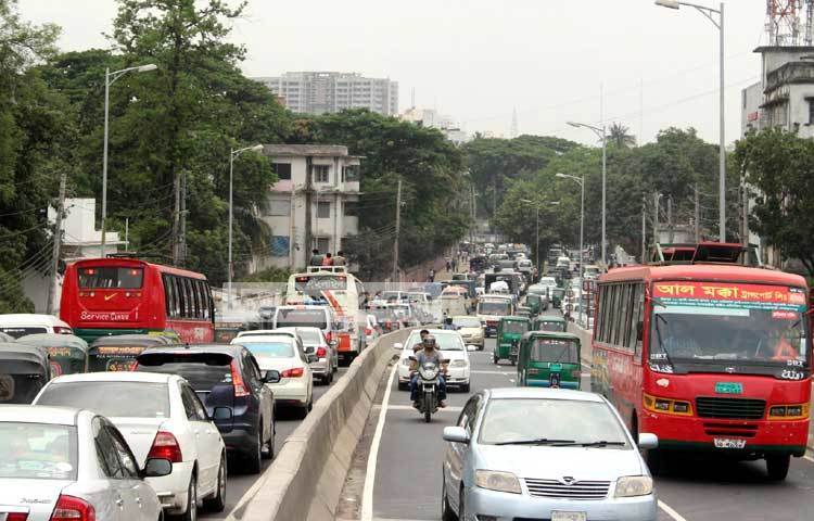 আবার অনেকে প্রত্যাশা করছেন পুরো ফ্লাইওভার খুলে দেওয়া হলে সুফল পাওয়া যাবে। ছবি : বিপ্লব দিক্ষিৎ।