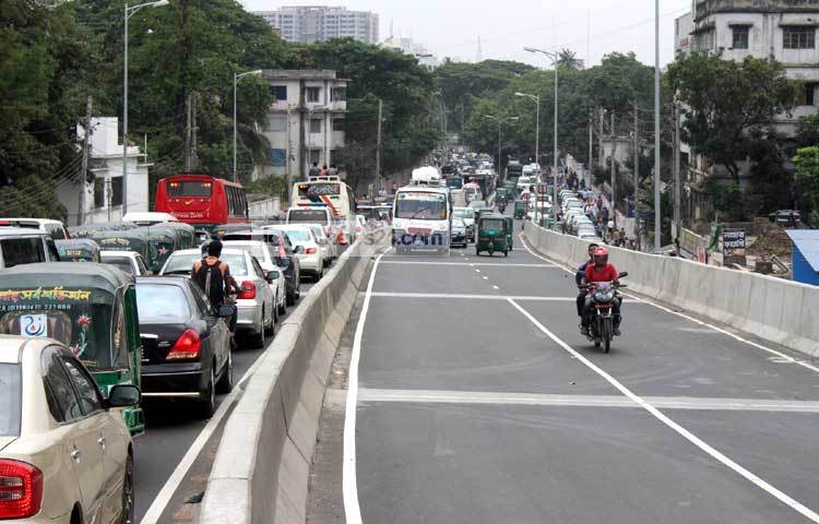 তিন দফায় প্রকল্পের মেয়াদ বাড়ানোর পর সম্প্রতি উদ্বোধন করা হলে মগবাজার-মৌচাক ফ্লাইওভারের প্রথম অংশ। ছবি : বিপ্লব দিক্ষিৎ।