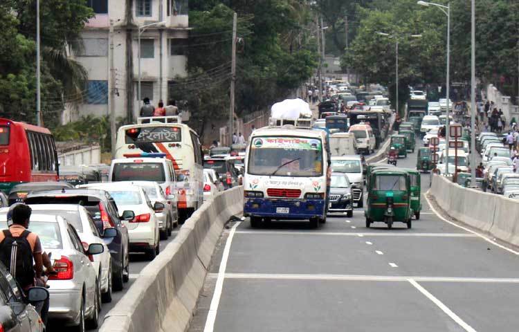 ফ্লাইওভারের এই অংশ উদ্বোধন হওয়ার পরে মগবাজার এলাকার জ্যাম আগের চেয়ে অনেক কমেছে। ছবি : বিপ্লব দিক্ষিৎ।