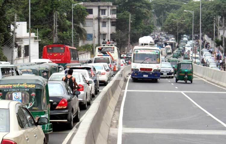 এই জ্যামের হাত থেকে যাত্রীরা কবে নিস্তার পাবে? সবার মনে এই প্রশ্নটিই ঘুরপাক খাচ্ছে। ছবি : বিপ্লব দিক্ষিৎ।