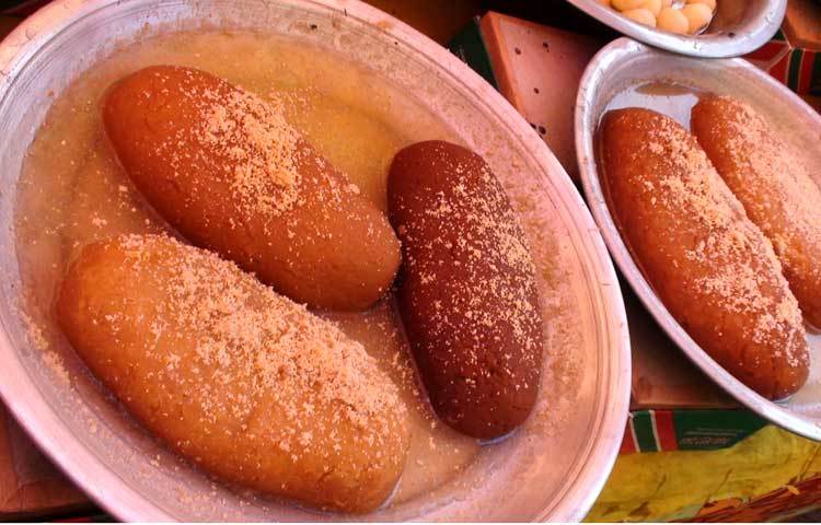 জামালপুরের&nbsp; জামাই মেলায় ঐতিহ্যবাহী বালিশ মিষ্টি পাওয়া যায়।