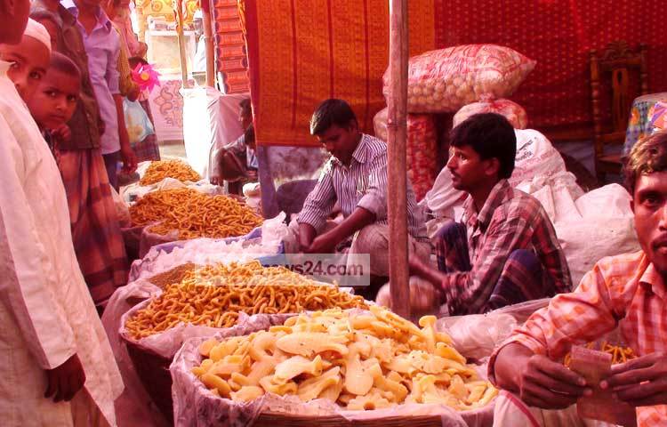 জামালপুরের এসব গ্রামের গৃহস্থরা মেলা উপলক্ষে নাইওর নিয়ে এসেছে মেয়ে-জামাইকে।