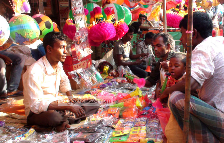 এই উৎসব আনন্দে শরীক হতে দূরে বিয়ে দেয়া মেয়ে আর জামাইরা অপেক্ষায় থাকে সারা বছর।