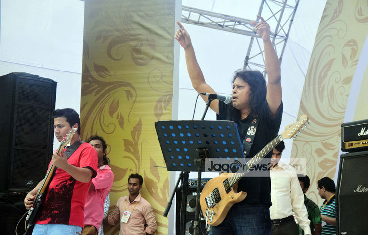 এবারের বিশ্ব ভালোবাসা দিবসে (১৪ ফেব্রুয়ারি) ঢাকা শহরকে পরিচ্ছন্ন রাখার প্রতিশ্রুতি দেওয়ার মধ্য দিয়ে অনুষ্ঠিত হলো ঢাকা দক্ষিণ সিটি কর্পোরেশনের উদ্যোগে আয়োজিত &lsquo;প্রাণসখা ঢাকা, লাভ ফর ঢাকা&rsquo; শীর্ষক কনসার্ট। এতে গান গেয়ে ভক্তদের মাতোয়ারা করেন নগর বাউল খ্যাত ব্যন্ড তারকা জেমস। ছবি : মাহবুব আলম