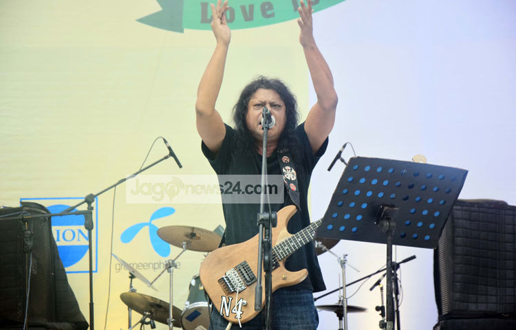 নগর বাউল খ্যাত ব্যান্ড তারকা জেমস এ কনসার্টে &lsquo;লেইস ফিতা লেইস&rsquo;, &lsquo;গুরু ঘর বানাইলা কি দিয়া&rsquo;, &lsquo;দুষ্টু ছেলের দল&rsquo;, &lsquo;বিজলী চলে যেও না&rsquo;সহ জনপ্রিয় গান গেয়ে শ্রোতাদের মুগ্ধ করেন। ছবি : মাহবুব আলম