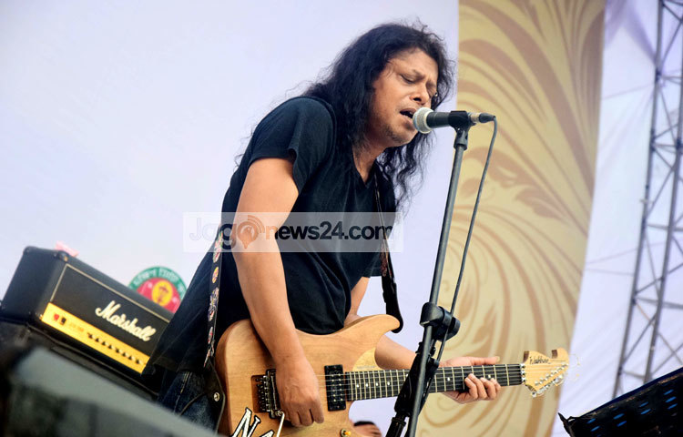 নগর বাউল খ্যাত ব্যান্ড তারকা জেমস এ কনসার্টে &lsquo;লেইস ফিতা লেইস&rsquo;, &lsquo;গুরু ঘর বানাইলা কি দিয়া&rsquo;, &lsquo;দুষ্টু ছেলের দল&rsquo;, &lsquo;বিজলী চলে যেও না&rsquo;সহ জনপ্রিয় গান গেয়ে শ্রোতাদের মুগ্ধ করেন। ছবি : মাহবুব আলম