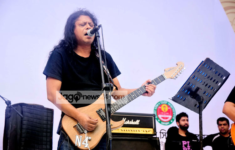 এবারের বিশ্ব ভালোবাসা দিবসে (১৪ ফেব্রুয়ারি) ঢাকা শহরকে পরিচ্ছন্ন রাখার প্রতিশ্রুতি দেওয়ার মধ্য দিয়ে অনুষ্ঠিত হলো ঢাকা দক্ষিণ সিটি কর্পোরেশনের উদ্যোগে আয়োজিত &lsquo;প্রাণসখা ঢাকা, লাভ ফর ঢাকা&rsquo; শীর্ষক কনসার্ট। এতে গান গেয়ে ভক্তদের মাতোয়ারা করেন নগর বাউল খ্যাত ব্যন্ড তারকা জেমস। ছবি : মাহবুব আলম