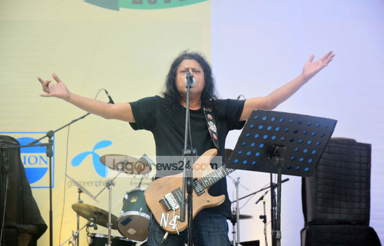  এবারের বিশ্ব ভালোবাসা দিবসে (১৪ ফেব্রুয়ারি) ঢাকা শহরকে পরিচ্ছন্ন রাখার প্রতিশ্রুতি দেওয়ার মধ্য দিয়ে অনুষ্ঠিত হলো ঢাকা দক্ষিণ সিটি কর্পোরেশনের উদ্যোগে আয়োজিত &lsquo;প্রাণসখা ঢাকা, লাভ ফর ঢাকা&rsquo; শীর্ষক কনসার্ট। এতে গান গেয়ে ভক্তদের মাতোয়ারা করেন নগর বাউল খ্যাত ব্যন্ড তারকা জেমস। ছবি : মাহবুব আলম