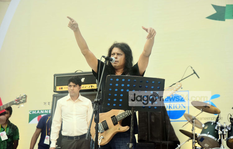  এবারের বিশ্ব ভালোবাসা দিবসে (১৪ ফেব্রুয়ারি) ঢাকা শহরকে পরিচ্ছন্ন রাখার প্রতিশ্রুতি দেওয়ার মধ্য দিয়ে অনুষ্ঠিত হলো ঢাকা দক্ষিণ সিটি কর্পোরেশনের উদ্যোগে আয়োজিত &lsquo;প্রাণসখা ঢাকা, লাভ ফর ঢাকা&rsquo; শীর্ষক কনসার্ট। এতে গান গেয়ে ভক্তদের মাতোয়ারা করেন নগর বাউল খ্যাত ব্যন্ড তারকা জেমস। ছবি : মাহবুব আলম