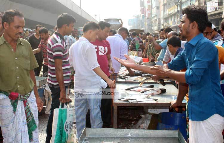 মাছ নিয়ে চূড়ান্ত পর্যায়ের দর কষাকষি চলছে। ছবি : বিপ্লব দিক্ষিৎ।