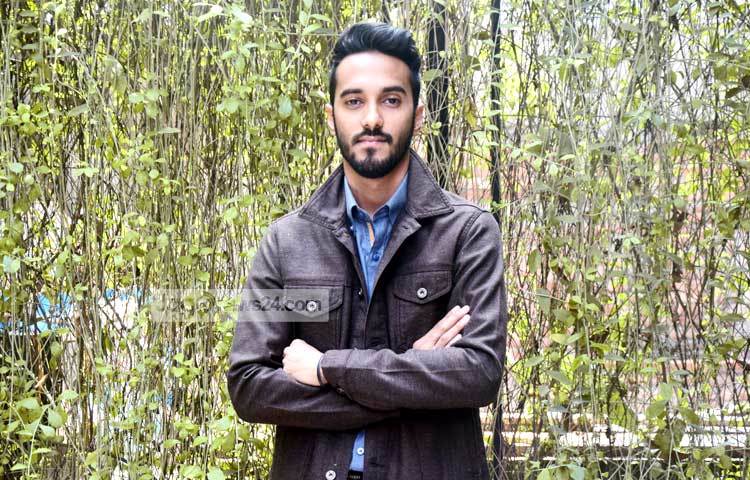 সঙ্গীত সাধনার পাশাপাশি জোহাদ খুবই ফ্যাশন সচেতন। ছবি : মাহবুব আলম।