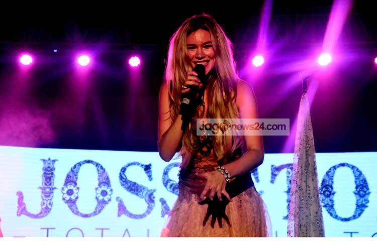 রাজধানীর বসুন্ধরা ইন্টারন্যাশনাল কনভেনশন সিটির নবরাত্রি হলে শনিবার (২০ ফেব্রুয়ারি) লাইভস্কয়ার আয়োজিত &lsquo;পপরিপাবলিক&rsquo; শীর্ষক কনসার্টে গান শুনিয়ে মুগ্ধ করেন ব্রিটিশ কণ্ঠশিল্পী জস স্টোন। ছবি : মাহবুব আলম