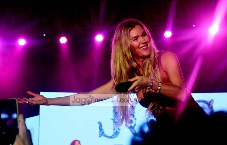 জস স্টোন শনিবার (২০ ফেব্রুয়ারি) রাত ৮টা ১৩ মিনিটে মঞ্চে এসে কাপড়ে জড়ানো মাইক্রোফোন স্ট্যান্ডটাকে আলগে অনেকটা সামনে নিয়ে এলেন। তখন থেকেই দর্শকদের তুমুল হর্ষধ্বনি শুরু হয়। ছবি : মাহবুব আলম