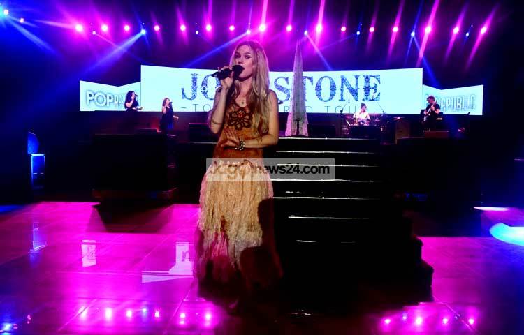 জস স্টোন শনিবার (২০ ফেব্রুয়ারি) রাত ৮টা ১৩ মিনিটে মঞ্চে এসে কাপড়ে জড়ানো মাইক্রোফোন স্ট্যান্ডটাকে আলগে অনেকটা সামনে নিয়ে এলেন। তখন থেকেই দর্শকদের তুমুল হর্ষধ্বনি শুরু হয়। ছবি : মাহবুব আলম