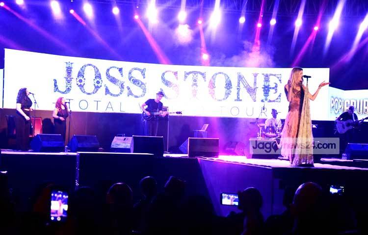 রাজধানীর বসুন্ধরা ইন্টারন্যাশনাল কনভেনশন সিটির নবরাত্রি হলে শনিবার (২০ ফেব্রুয়ারি) লাইভস্কয়ার আয়োজিত &lsquo;পপরিপাবলিক&rsquo; শীর্ষক কনসার্টে গান শুনিয়ে মুগ্ধ করেন ব্রিটিশ কণ্ঠশিল্পী জস স্টোন। ছবি : মাহবুব আলম