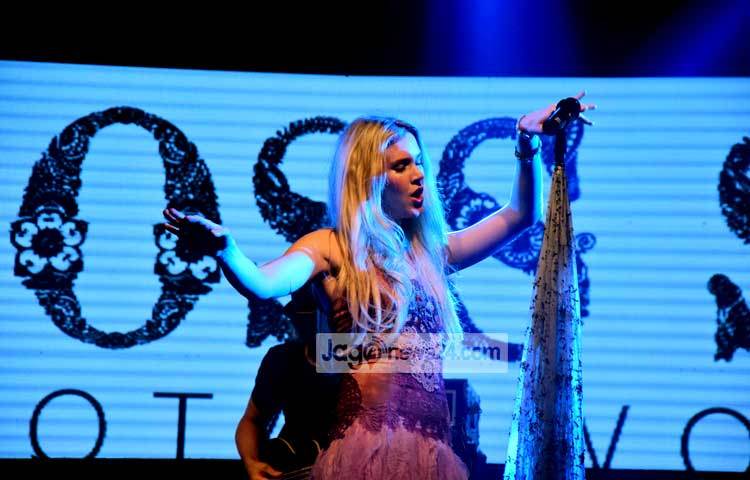 রাজধানীর বসুন্ধরা ইন্টারন্যাশনাল কনভেনশন সিটির নবরাত্রি হলে শনিবার (২০ ফেব্রুয়ারি) লাইভস্কয়ার আয়োজিত &lsquo;পপরিপাবলিক&rsquo; শীর্ষক কনসার্টে গান শুনিয়ে মুগ্ধ করেন ব্রিটিশ কণ্ঠশিল্পী জস স্টোন। ছবি : মাহবুব আলম