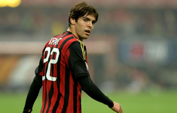 কাকা: মার্কিন ক্লাব &lsquo;ওর্ল্যান্ডো সিটির&rsquo; অন্যতম সদস্য এই ব্রাজিলীয় এই তারকা ফুটবলার বছরে আনুমানিক ১০৫ মিলিয়ন ডলার আয় করেন। বিশ্বের সেরা দশ ধনী ফুটবলারের তালিকায় তার নাম ছয় নম্বরে রয়েছে।